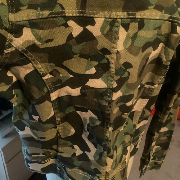 Camo Jean jacket. Sz large. Lots of details. - Picture 6 of 9